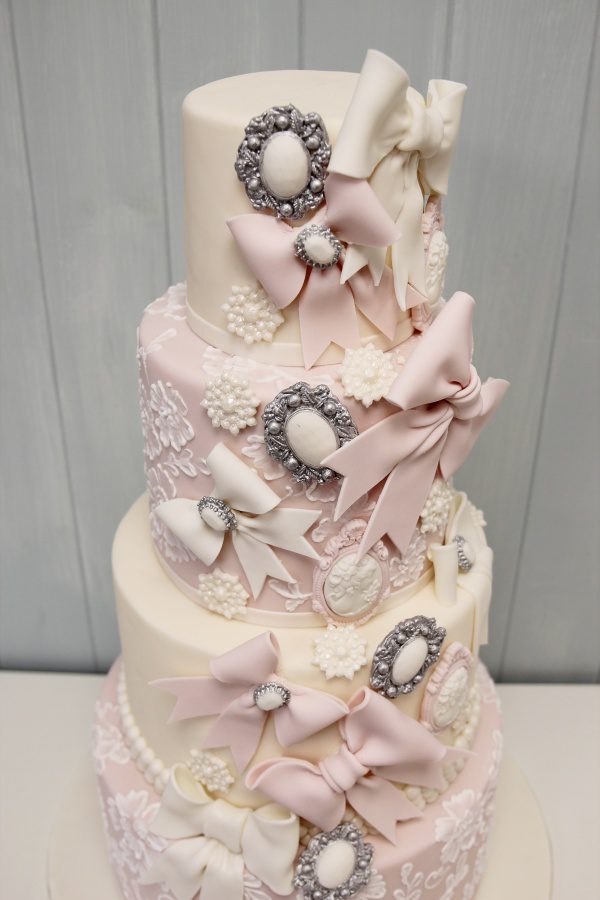 Brooches and Bows Wedding Cake No.W132 - Image 2