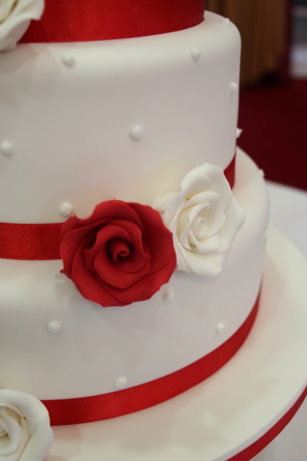Wedding Cake with Red and White Roses No.W256 - Image 3