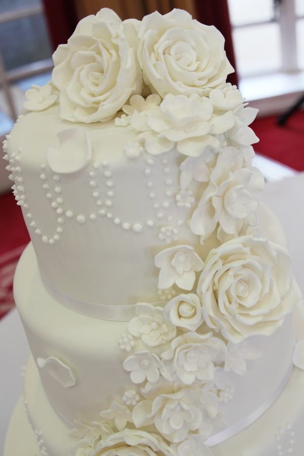 Disney Movies and Flowers Wedding Cake No.W329 - Image 5