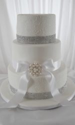 Fine Lace and Bow with Brooch Wedding Cake No.W117p