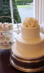 Ivory Cake with Vintage Cupcakes Wedding Cake Table No.W112ap