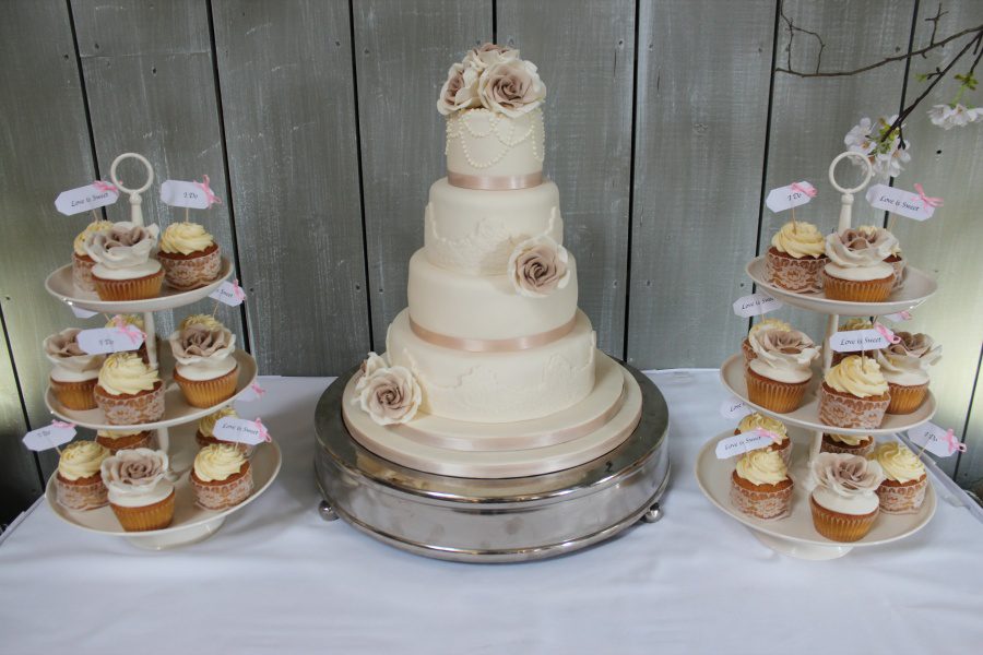 Lace and Roses Wedding Cake Table No.W053 - Image 3