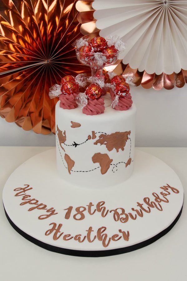Non Fondant Gold World Map Cake ! #dutchvelvet #aroundtheworld #worldmap  #edibleart #blueandgold #birthdaycake #cakesnchemistry #tutori... |  Instagram