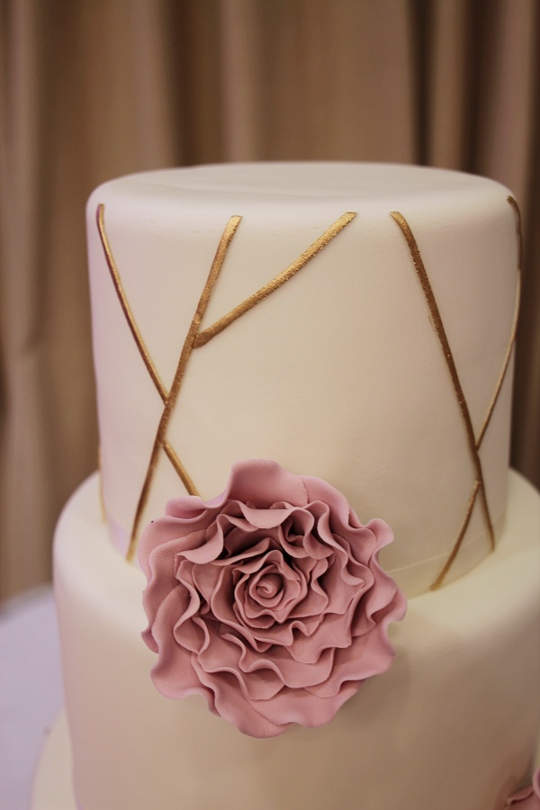 Wedding Cake with Dusky Pink Flowers and Gold Lines No.W385 - Image 2