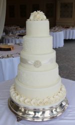 Ivory Wedding Cake with Pearl Brooch and Flower Lace No.W410