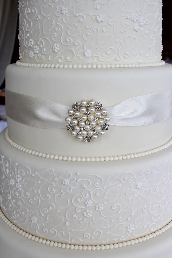 Ivory Wedding Cake with Pearl Brooch and Flower Lace No.W410 - Image 2