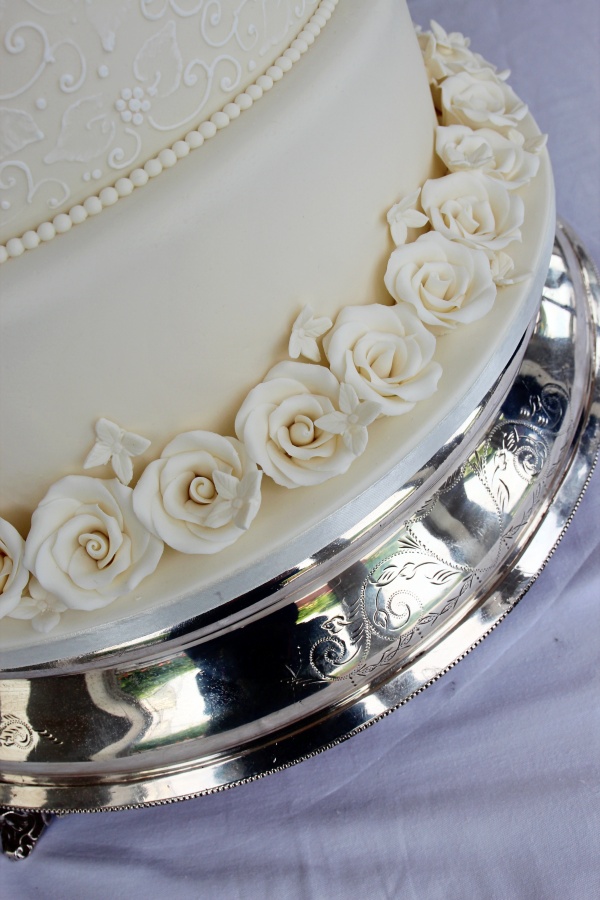 Ivory Wedding Cake with Pearl Brooch and Flower Lace No.W410 - Image 3