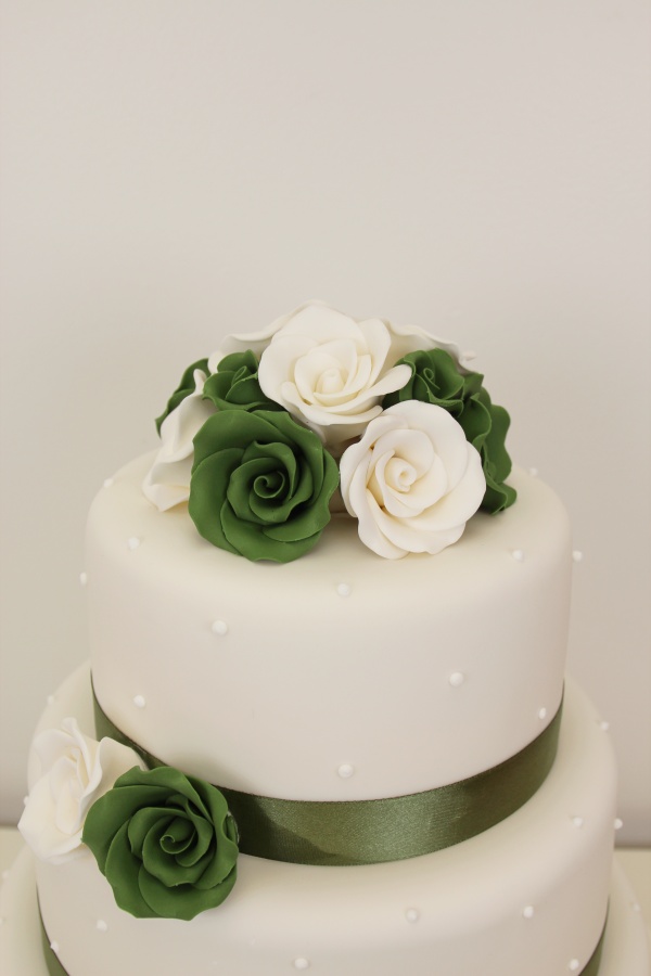 Wedding Cake with Green and Ivory Roses No.W450