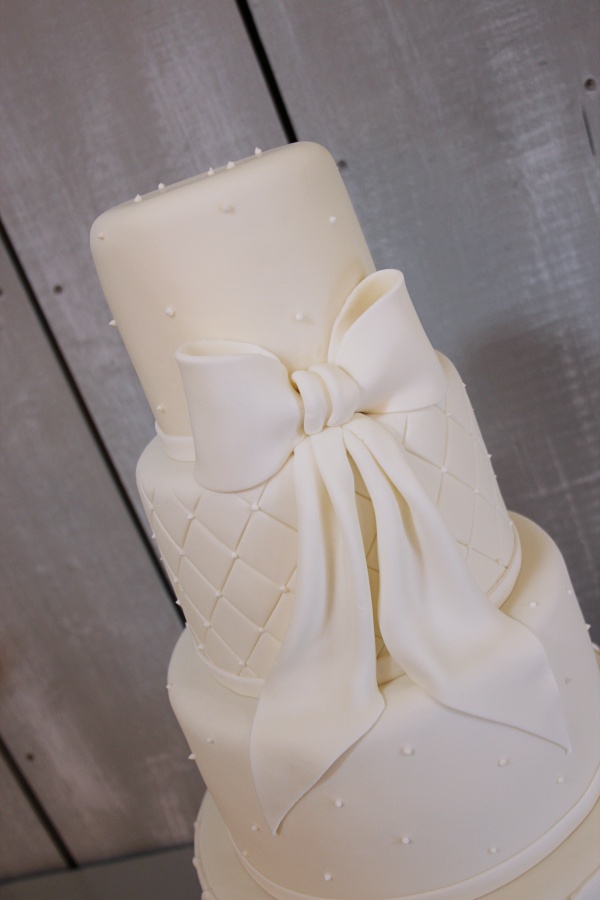 Ivory Wedding Cake with Bow No.W462 - Image 3