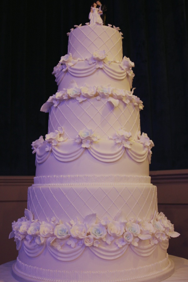Royal Cake with Drapes and Lace No.W465 - Image 4
