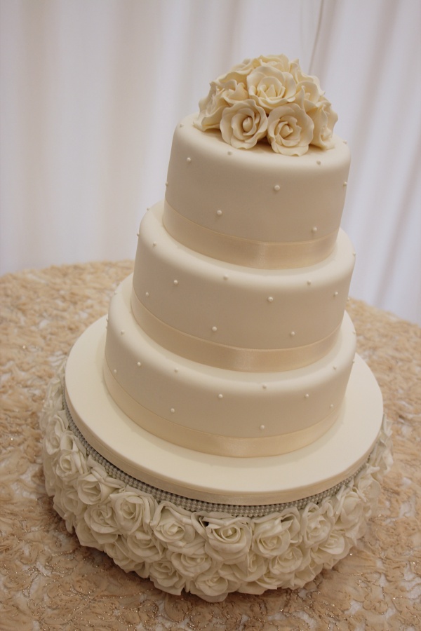 Wedding Cake with Roses and Dots No.W030 - Image 2