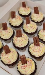 Cupcakes with Pink Sprinkles and Chocolate Flakes No.CU020
